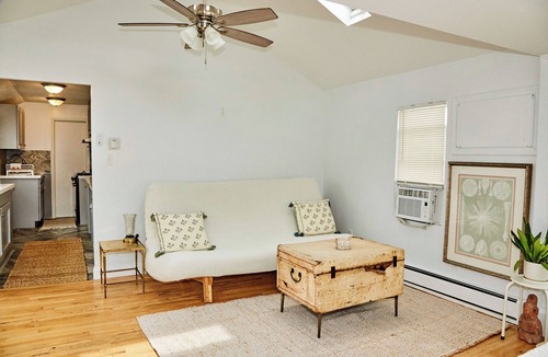 Queens House | A serene 2 Bdrm bungalow just one block from the beach, just off the beaten path