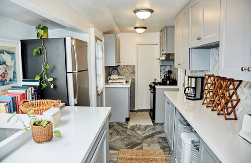 Queens House | A serene 2 Bdrm bungalow just one block from the beach, just off the beaten path