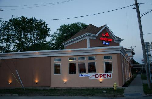 Niagara Falls Hotel | Aashram Hotel by Niagara River