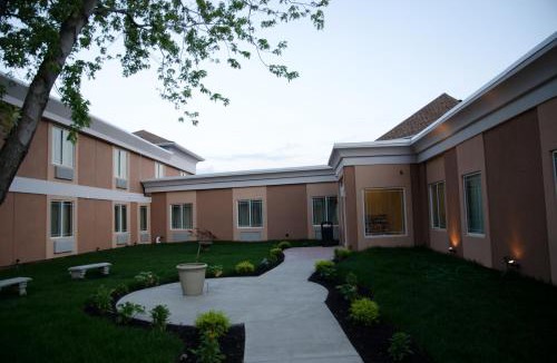 Niagara Falls Hotel | Aashram Hotel by Niagara River