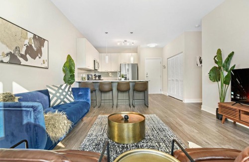 Forestview Apartment | Absolutely Beautiful and Artsy 2BR Apartment in Oakbrook OAK18