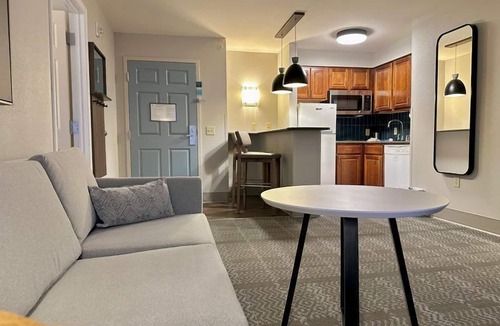 Oconomowoc Apartment | Accessible 2BR Suite w/Pool, Hot Tub & Breakfast