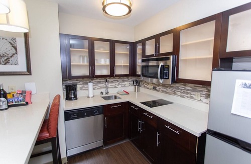 Bowling Green Apartment | Accessible Studio Suite | Kitchen & Free Breakfast