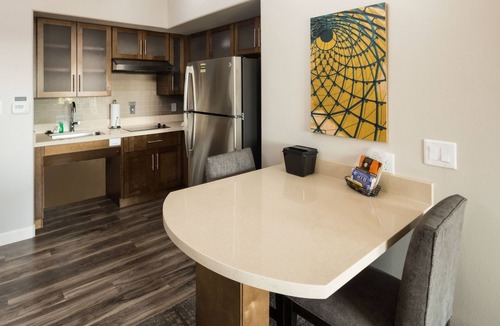 Lake Jackson Apartment | Accessible Studio Suite w/Free Breakfast