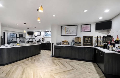 Maumee Apartment | Accessible Studio w/ Tub | Pool & Free Breakfast