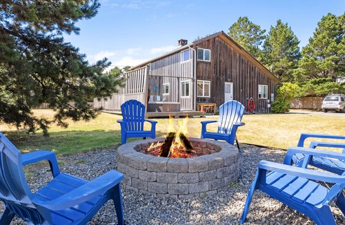 Gearhart House | ADO:~) HOTTUB~WalktoBEACH&Trails~FirePit~Fenced~Deck~PingPong~Bikes~Games~DogsOK