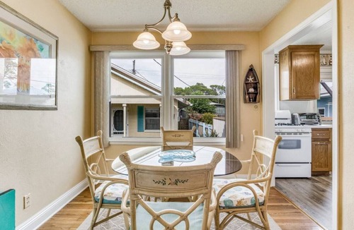 Navy Point Cottage | Adorable Navy Point Cottage – Perfectly Located!