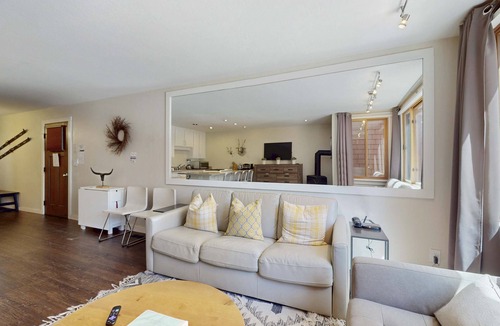 Truckee Condo | Adorable & stylish ski-in-ski-out condo with fireplace
