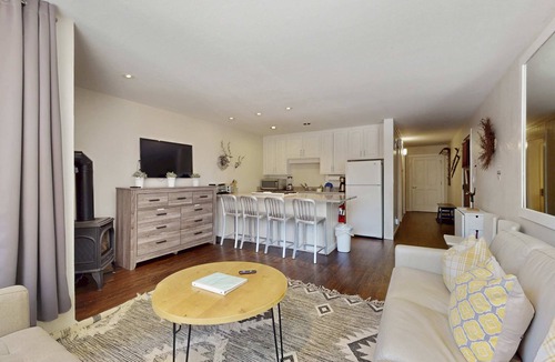 Truckee Condo | Adorable & stylish ski-in-ski-out condo with fireplace