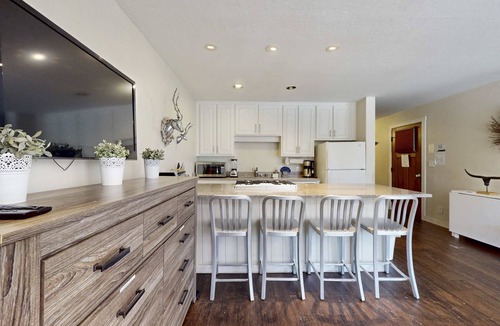 Truckee Condo | Adorable & stylish ski-in-ski-out condo with fireplace