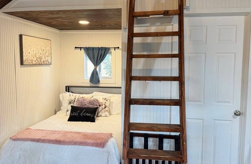 Potosi House | Adorable tiny house (with loft!) near Potosi Live
