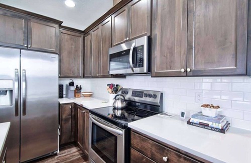 Carlton House | Adventure Awaits - Wine country oasis w Cozy deck