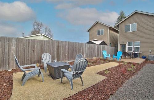 Carlton House | Adventure Awaits - Wine country oasis w Cozy deck
