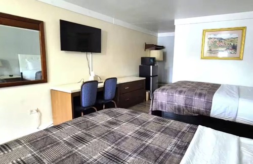 South Holland Hotel | Affordable Pet-Friendly Room w/Free Parking – Ideal Family & Group Stays