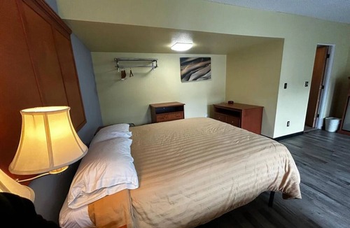 Longview Hotel | Affordable Room Stay Close to Major Attractions + Free Private Parking