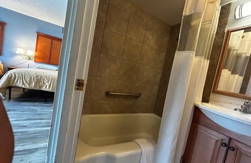 Longview Hotel | Affordable Room Stay Close to Major Attractions + Free Private Parking