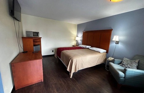 Longview Hotel | Affordable Room Stay Close to Major Attractions + Free Private Parking