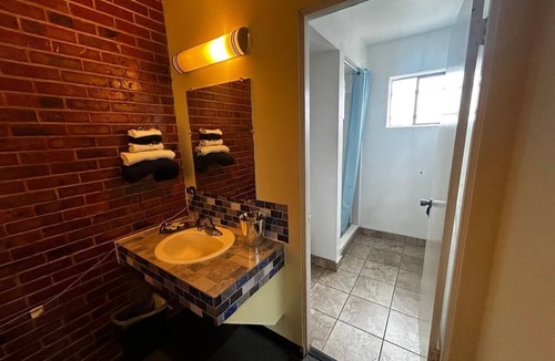 Longview Hotel | Affordable Room Stay Close to Major Attractions + Free Private Parking
