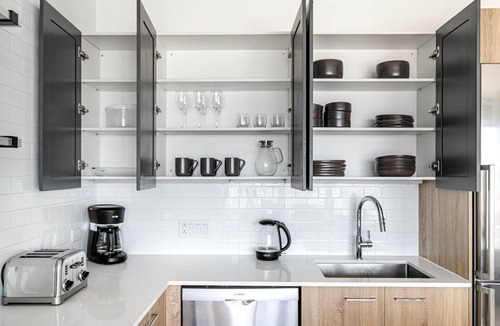 West Loop Apartment | Airy West Loop Studio w/Gym, Pool, Coworking, walk to UIC, by Blueground