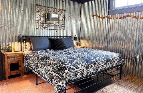 Algiers Point Hotel | Algiers Point loft - king bed, walk to ferry