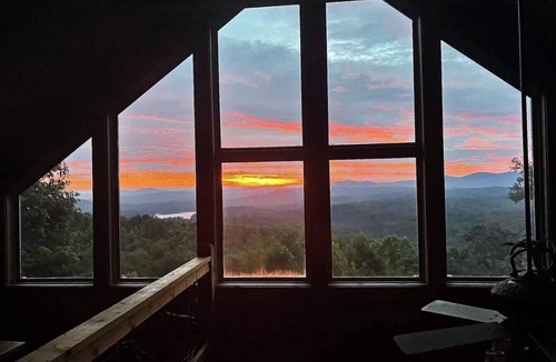 Ridges Over the Lake Cabin | All About The Views- Luxury 4br,Hot Tub,Great View, wifi, firepit, Game room