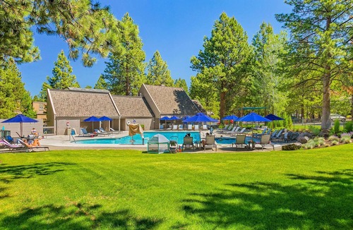 Century West Apartment | Alpine Studio at Mount Bachelor w/Pool & Hot Tub