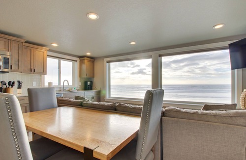 Oceanside Condo | Amazing Oceanfront & Dog-Friendly Condo w/a Jetted Tub - Close Beach Access