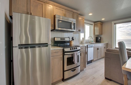 Oceanside Condo | Amazing Oceanfront & Dog-Friendly Condo w/a Jetted Tub - Close Beach Access