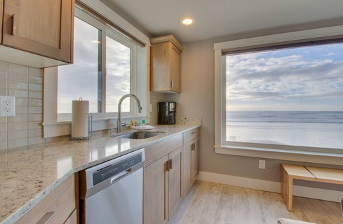 Oceanside Condo | Amazing Oceanfront & Dog-Friendly Condo w/a Jetted Tub - Close Beach Access