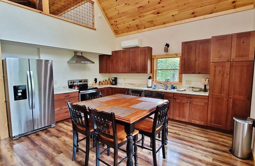 Franklin House | Amazing RIVERFRONT Cabin.