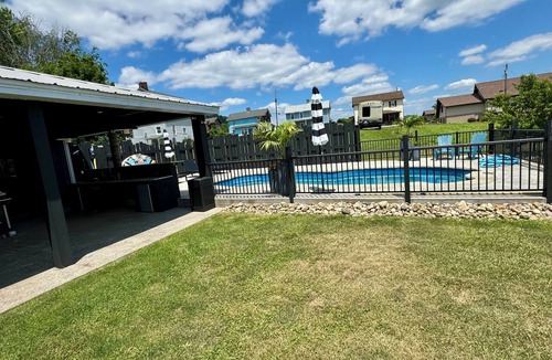Roscoe House | Amazing Riverfront Home
