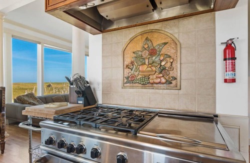 Long Beach House | AMAZING VIEW, 2 Homes, Hot Tubs, Steps to Beach, 8 Bedrooms, RecRoom (K&KGst)