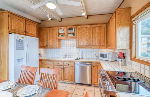 Roads End House | Amazing View, Hot Tub, WiFi, Deck and Giant Yard!