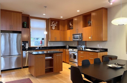Hood River House | AMAZING VIEWS from this beautiful modern townhome in downtown Hood River!
