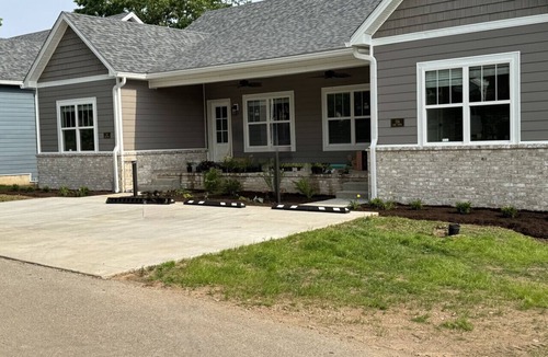Versailles House | American Pharoah Cottage | 3BR Downtown Versailles