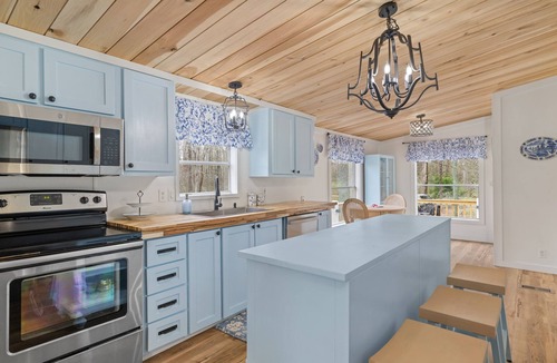 Lawrenceburg House | Amish Area+Hot Tub+Creek+2 Kings+10 acres+Pets
