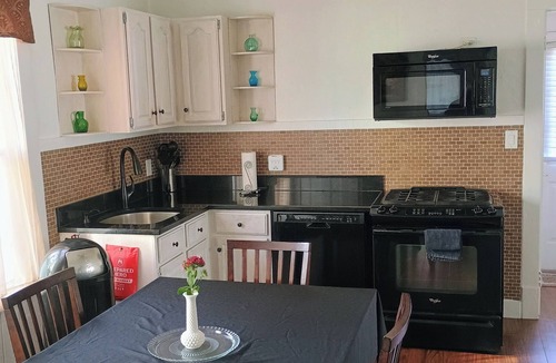 Amityville House | Amityville Spacious .Steps to Town.