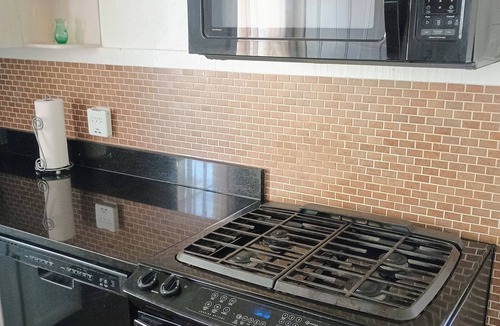 Amityville House | Amityville Spacious .Steps to Town.