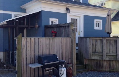 Amityville House | Amityville Spacious .Steps to Town.