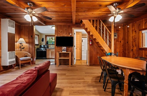 Mayfield Cabin | Arbutus Lakefront l Bonfires+Beach l Sauna+Hot Tub