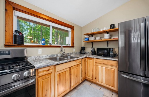 Mayfield Cabin | Arbutus Lakefront l Bonfires+Beach l Sauna+Hot Tub