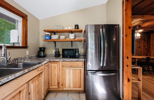 Mayfield Cabin | Arbutus Lakefront l Bonfires+Beach l Sauna+Hot Tub