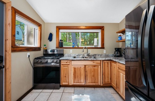 Mayfield Cabin | Arbutus Lakefront l Bonfires+Beach l Sauna+Hot Tub