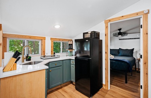 Mayfield Cottage | Arbutus Lakeside Stay-Pontoon Rentals-Near TC!