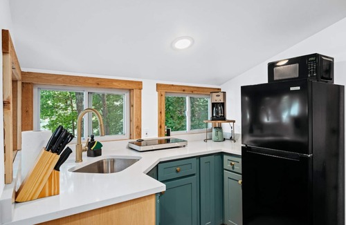 Mayfield Cottage | Arbutus Lakeside Stay-Pontoon Rentals-Near TC!