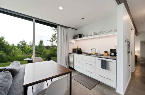 Egg Harbor Apartment | Architect-Designed Flat · King · Egg Harbor