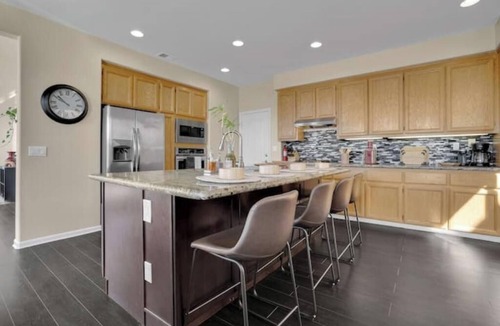 San Leandro House | Artful Living: A Contemporary Haven