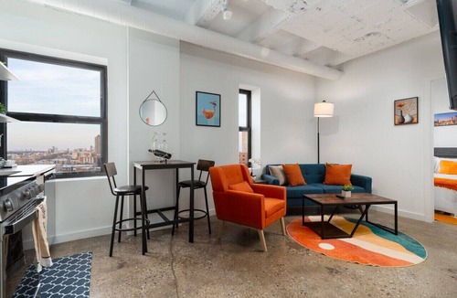Uptown Apartment | Artistic Loft Rooftop | 13 mins DT | 4 mins Lake