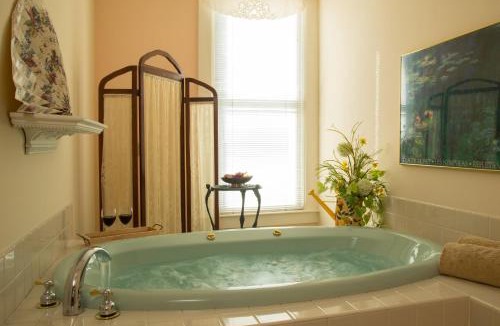 Green Bay Bed & Breakfast | Astor House