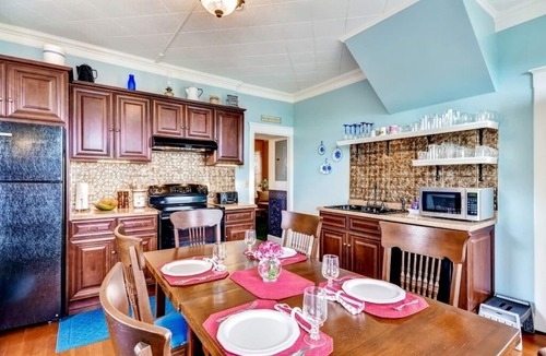 Astoria Apartment | 'astoria Painted Lady' Historic Apt w/River View!